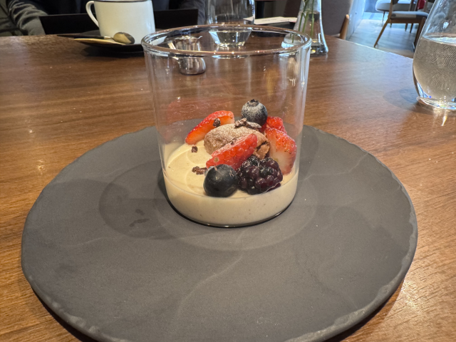 ダンデライオンチョコレートのカカオニブを使ったブランマンジェ、ベリーを乗せて